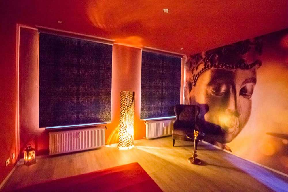 Stimmungsvolles Kerzenlicht im Tantra Shiva Studio Köln