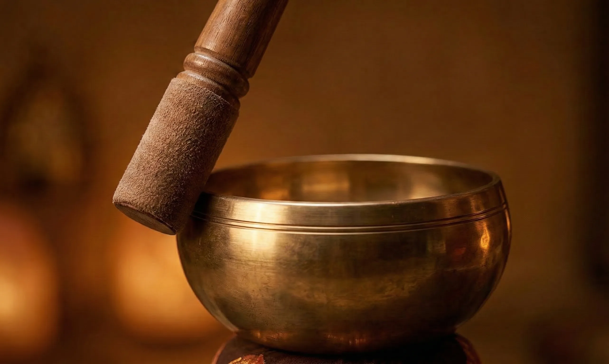 Einladender Massageraum mit warmem Licht bei Tantra Shiva in Köln